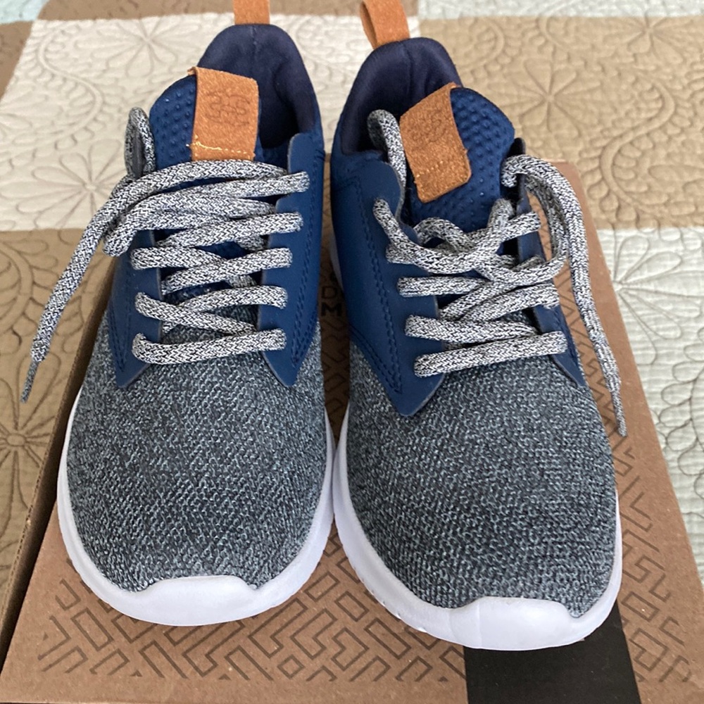 Mens Navy sneaker